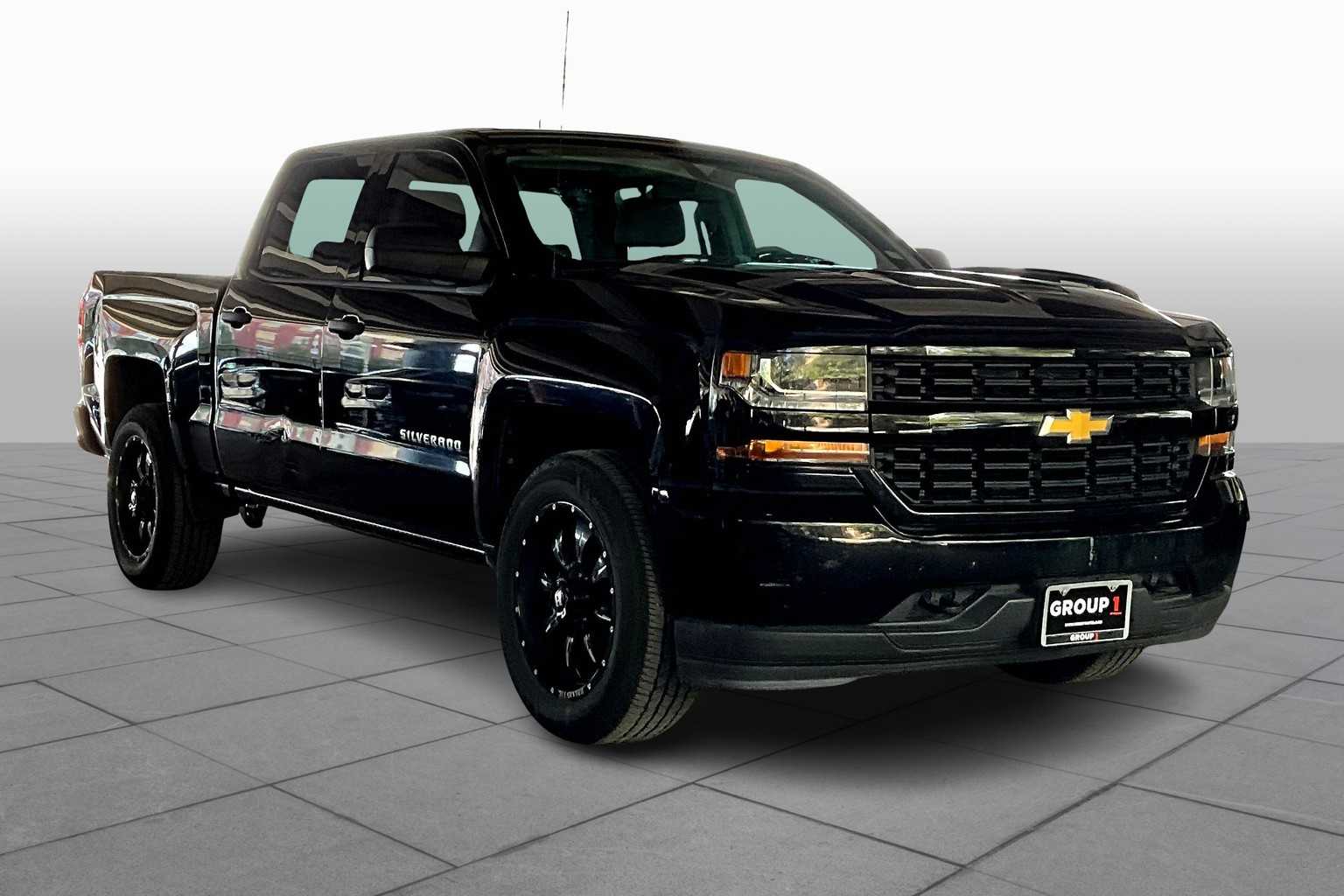 2018 Chevrolet Silverado 1500 Custom photo 2