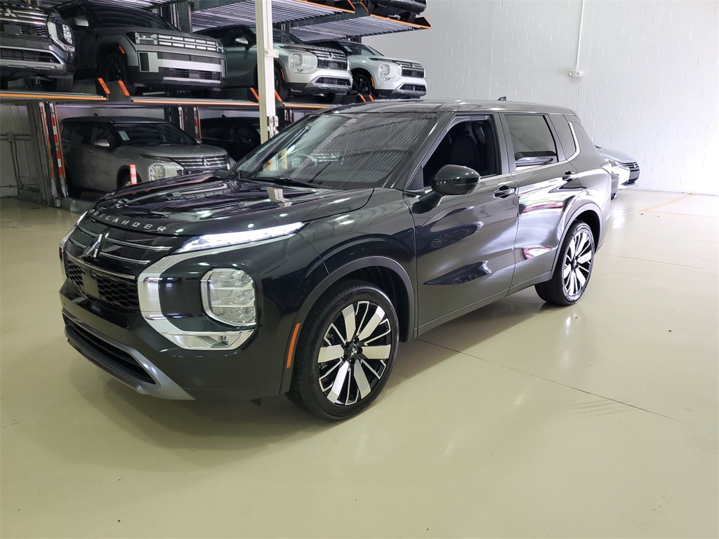 2025 Mitsubishi Outlander SE photo 4