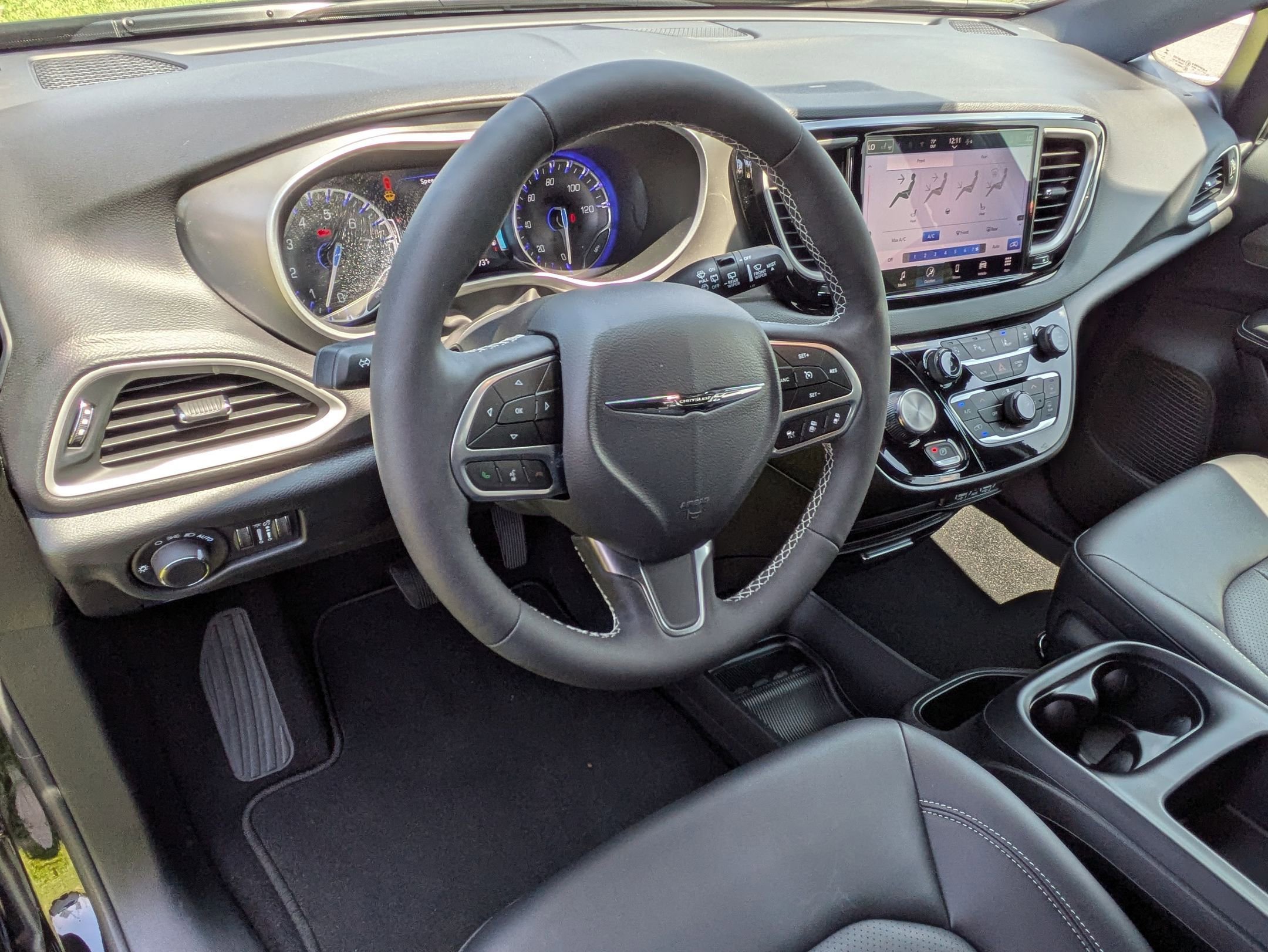 2025 Chrysler Voyager LX photo 10