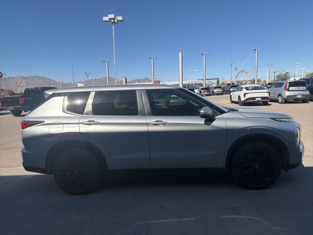 2022 Mitsubishi Outlander ES photo 2