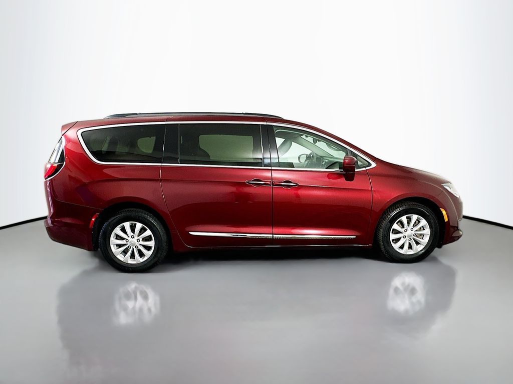 2017 Chrysler Pacifica Touring L photo 4