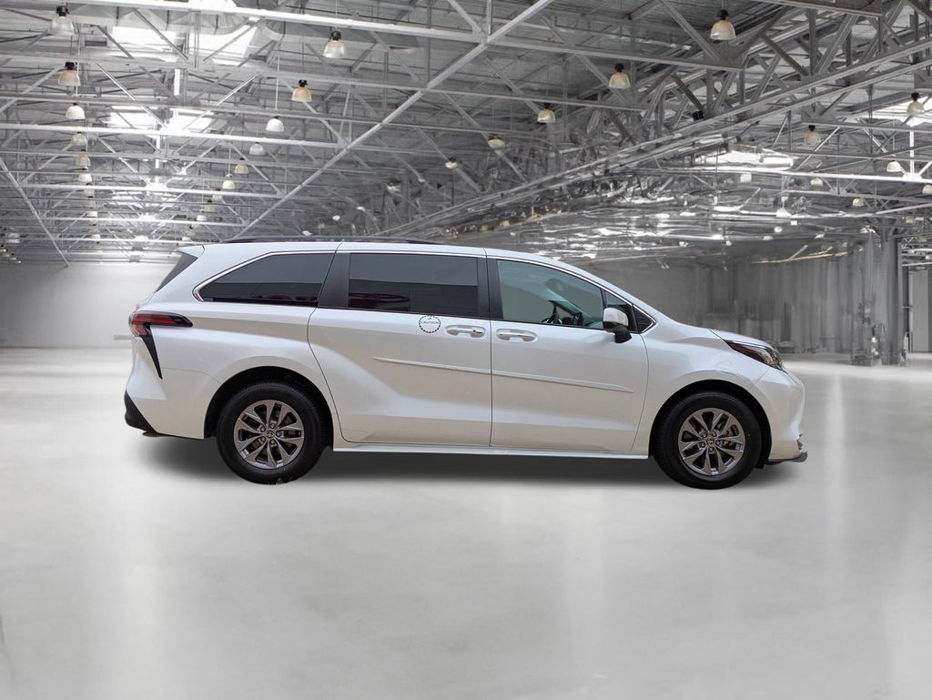 2022 Toyota Sienna XLE photo 8