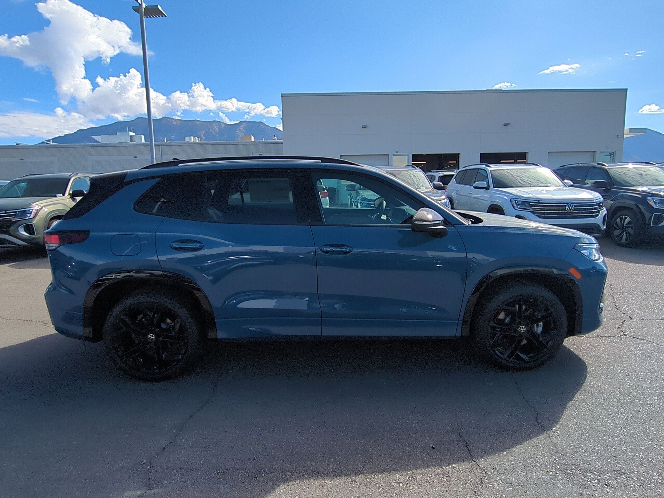 2025 Volkswagen Tiguan SE R-Line Black photo 2