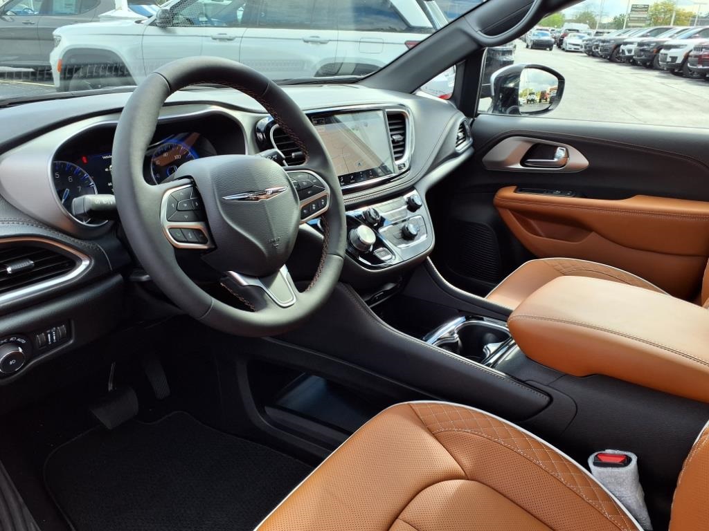 2026 Chrysler Pacifica Pinnacle photo 10