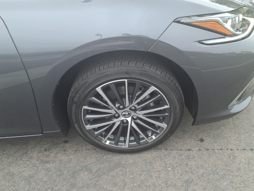 2025 Lexus ES 300h photo 3