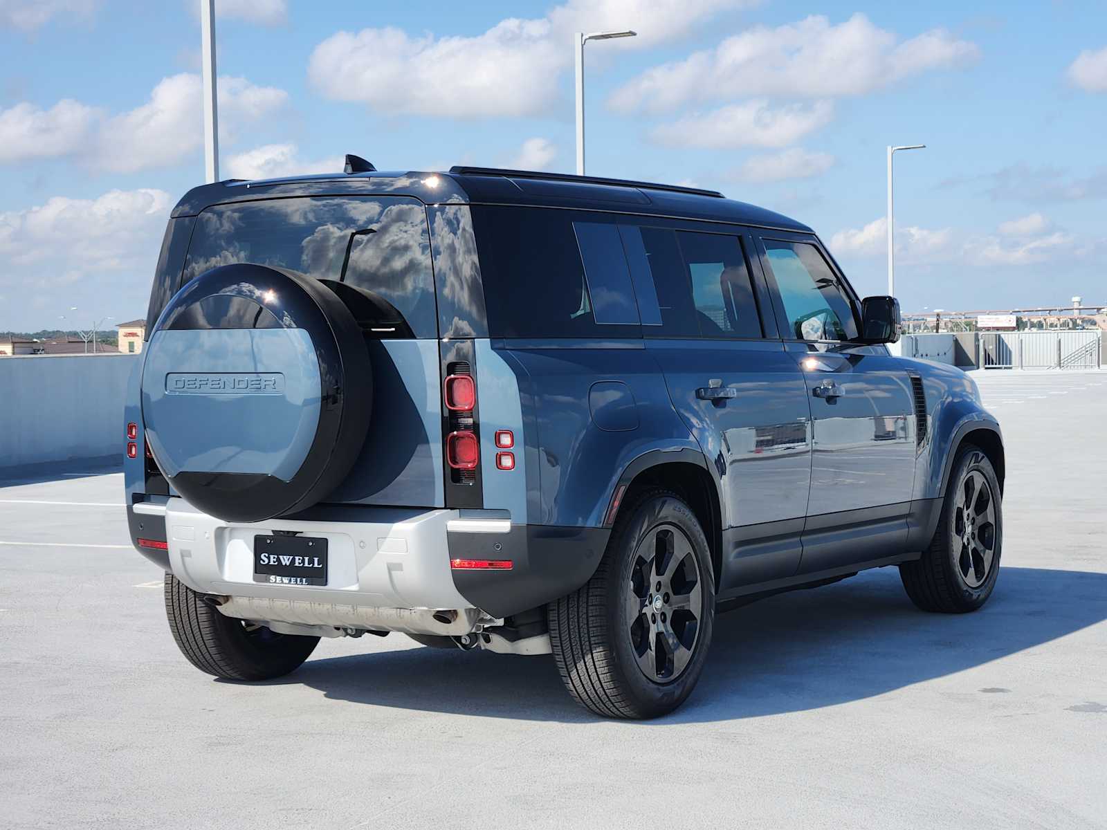 2025 Land Rover Defender 110 S photo 5