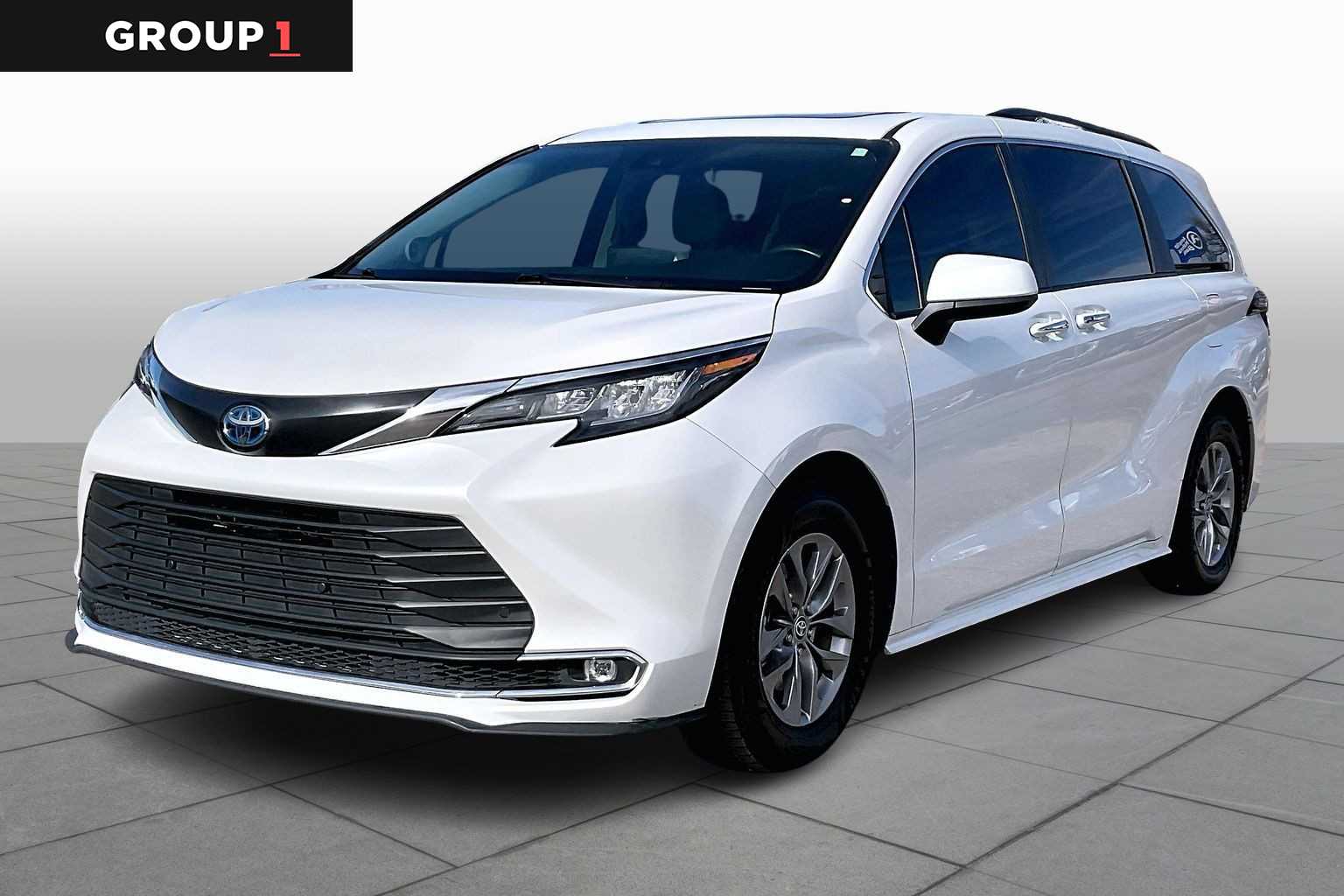 2023 Toyota Sienna XLE's photo