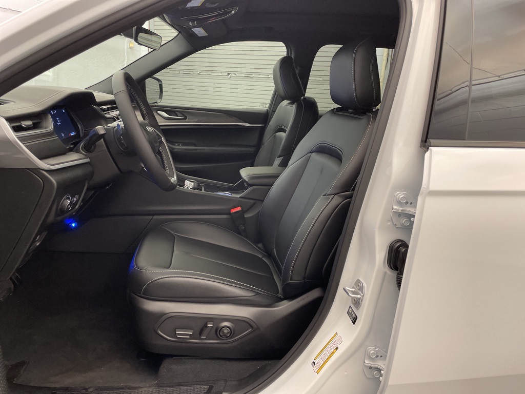 2025 Jeep Grand Cherokee Limited photo 12