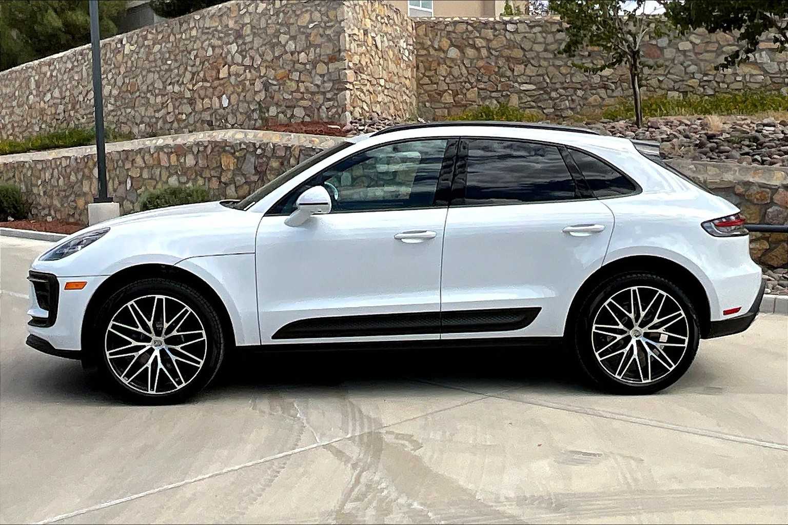 2026 Porsche Macan T photo 2