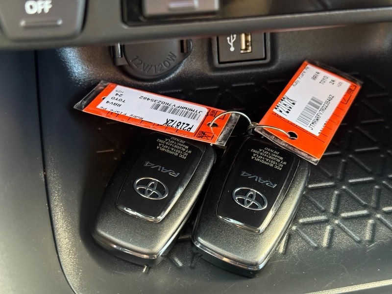 2024 Toyota RAV4 Hybrid XLE photo 30