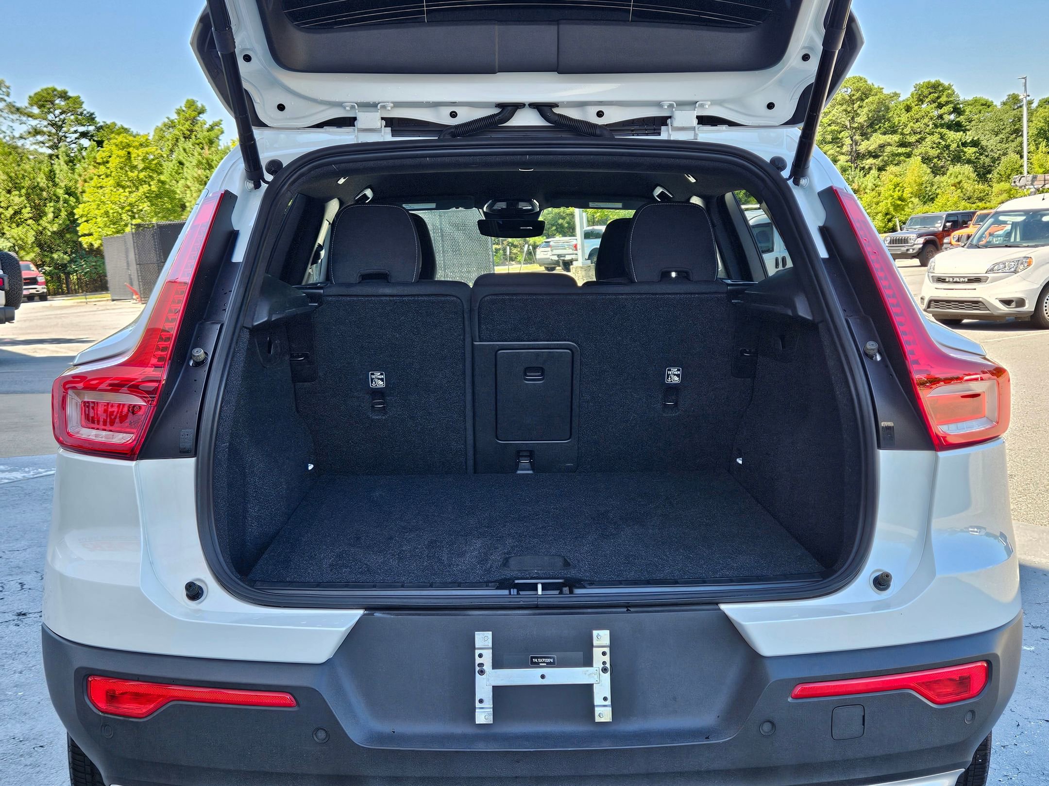 2023 Volvo XC40 Core photo 28