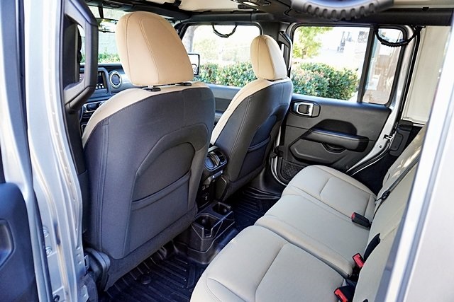 Used 2018 Silver Jeep Unlimited Sahara image 20