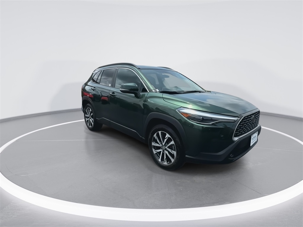 2022 Toyota Corolla Cross XLE photo 2