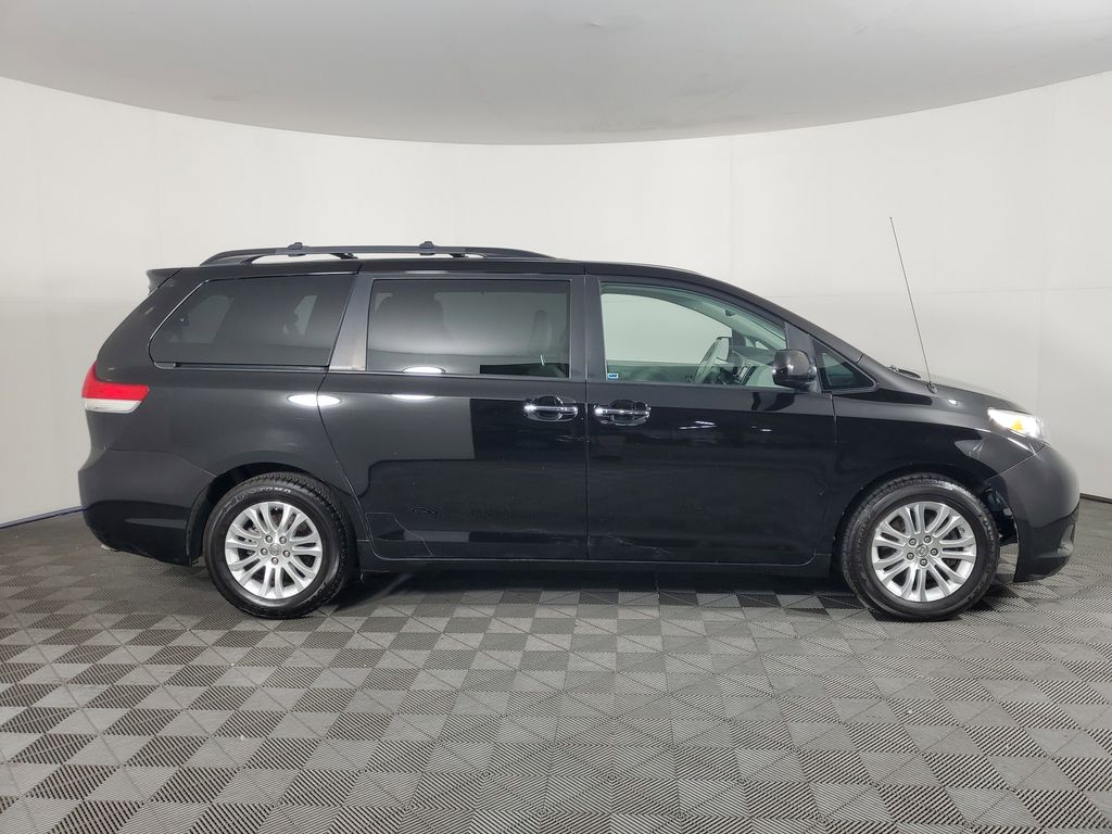 2013 Toyota Sienna XLE photo 3