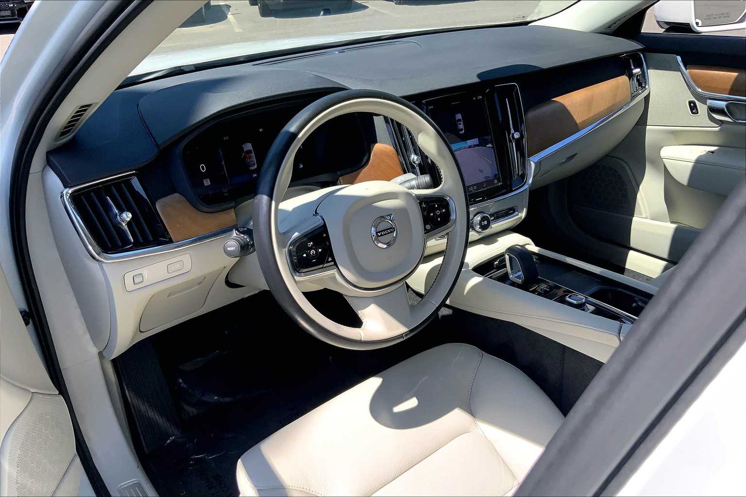 2022 Volvo S90 Momentum photo 16