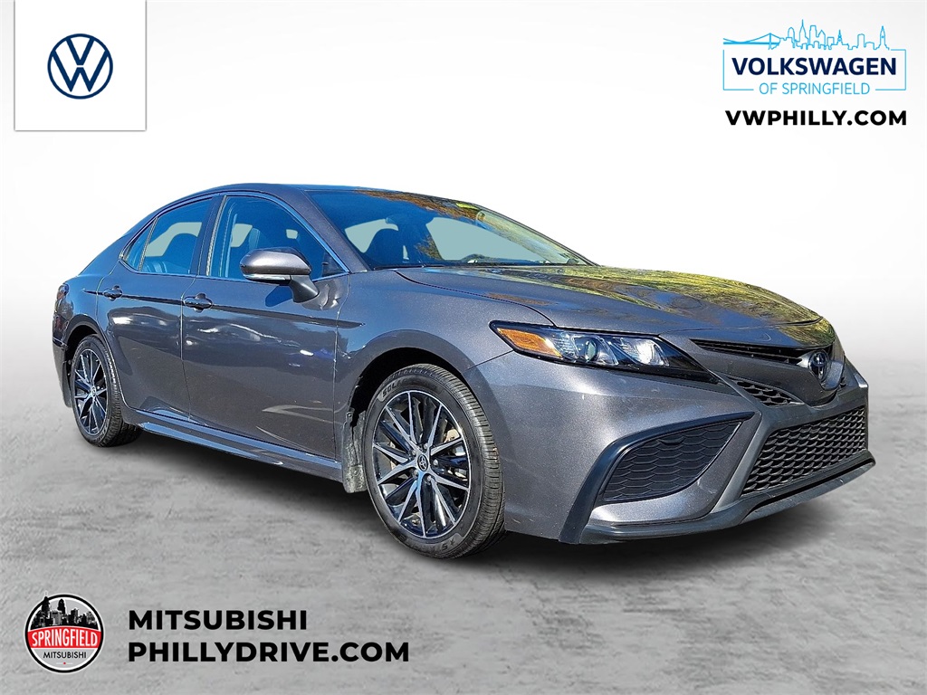 2024 Toyota Camry SE's photo