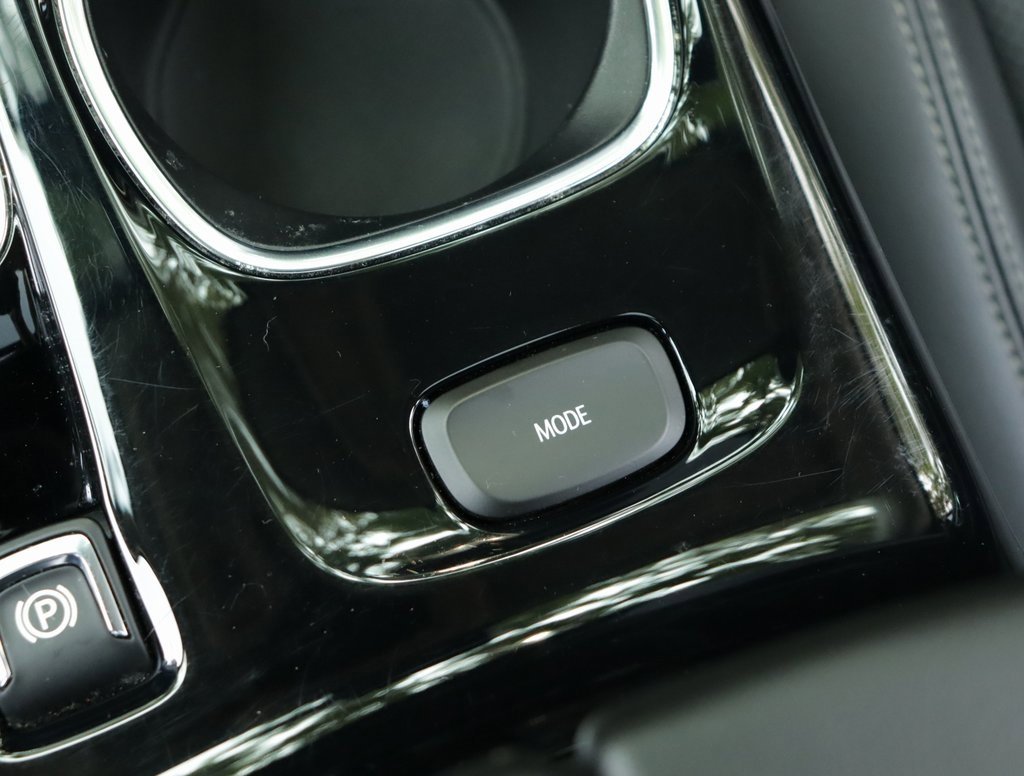 Used 2022 Summit White Buick Essence image 17