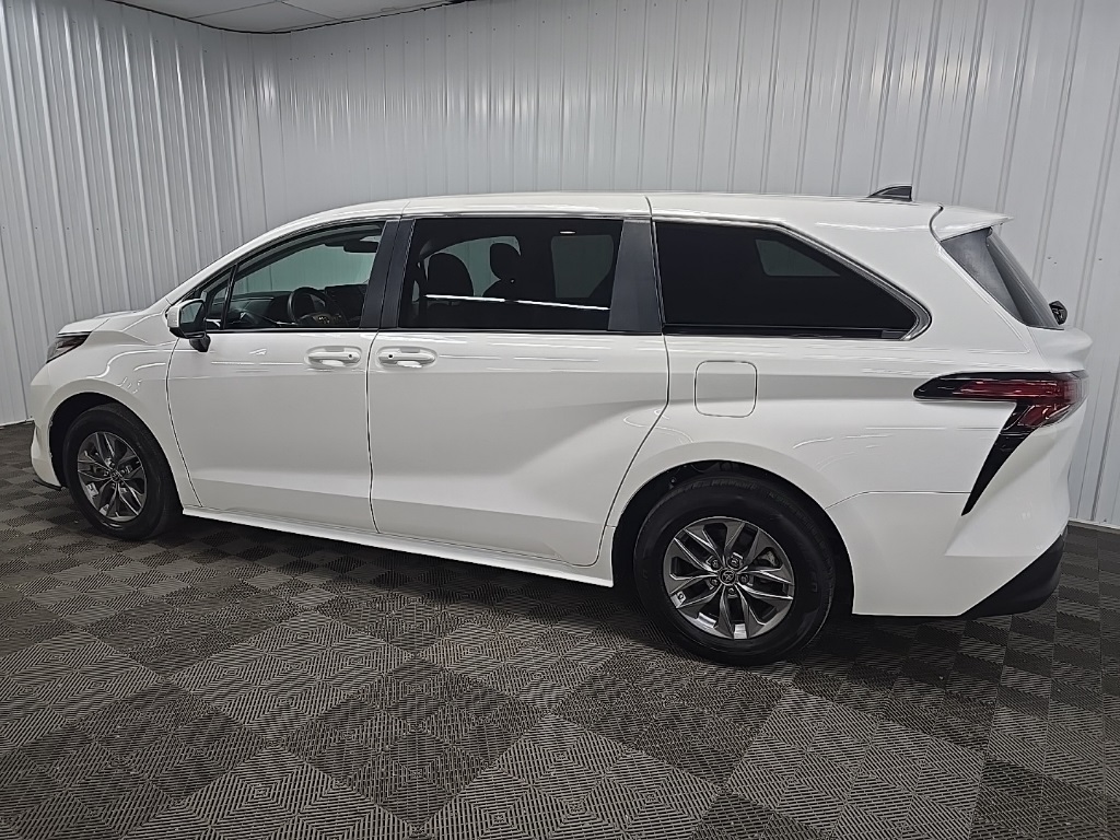 2022 Toyota Sienna LE photo 4