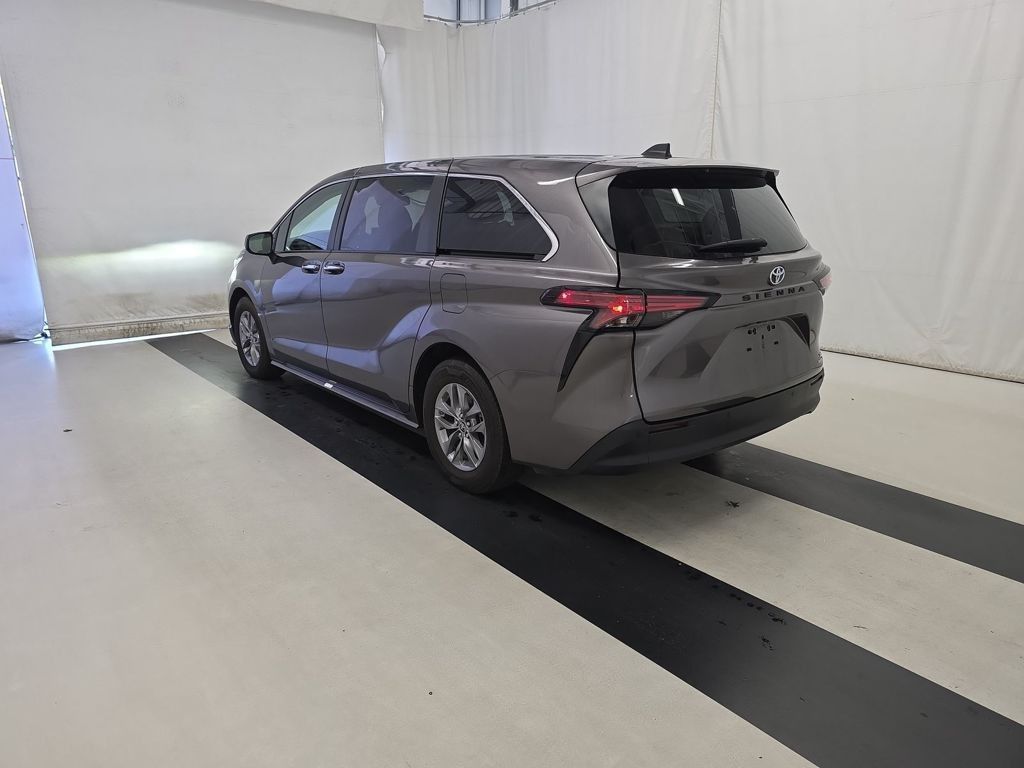 2022 Toyota Sienna XLE photo 3