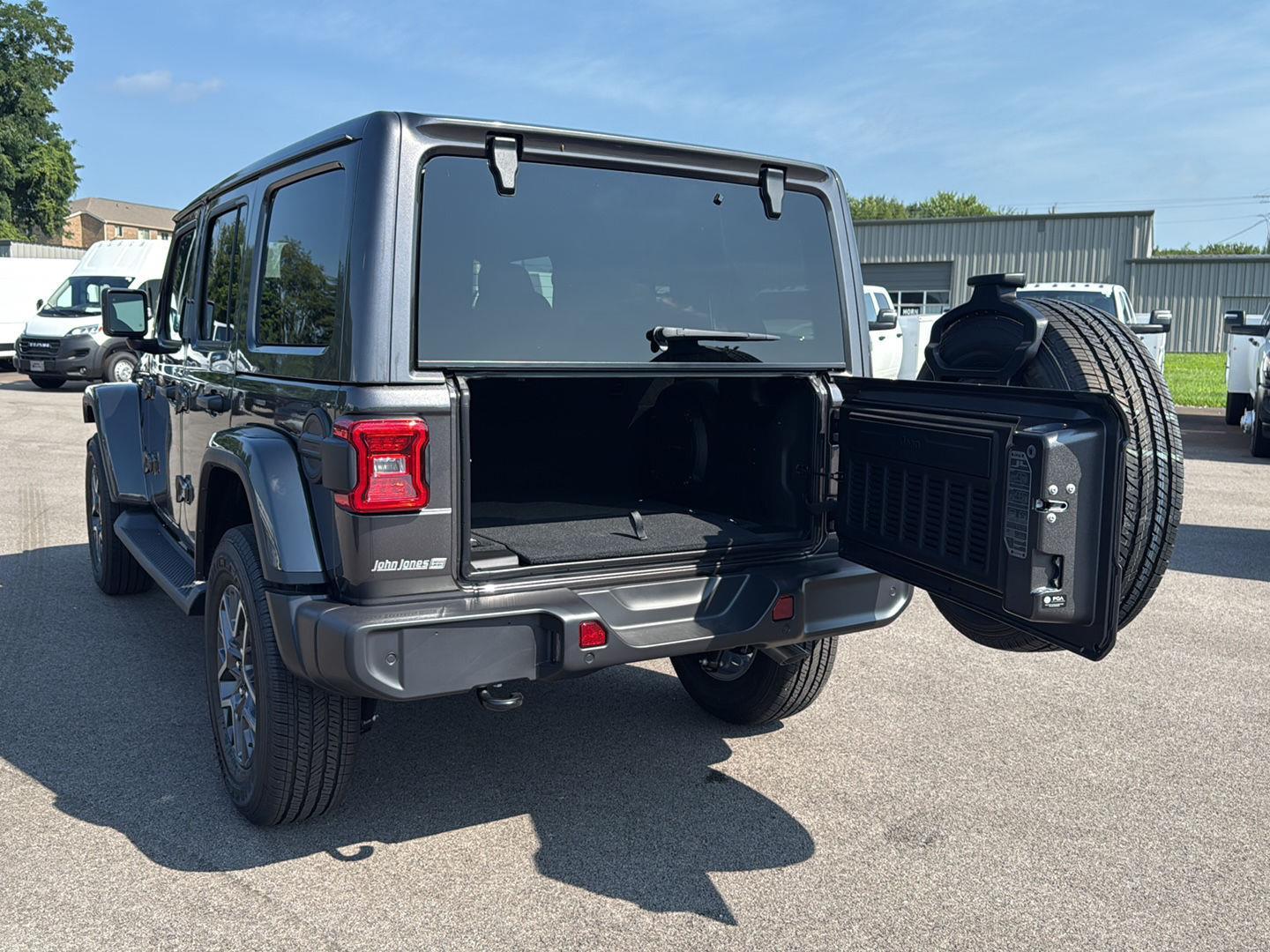 2025 Jeep Wrangler Sahara photo 9