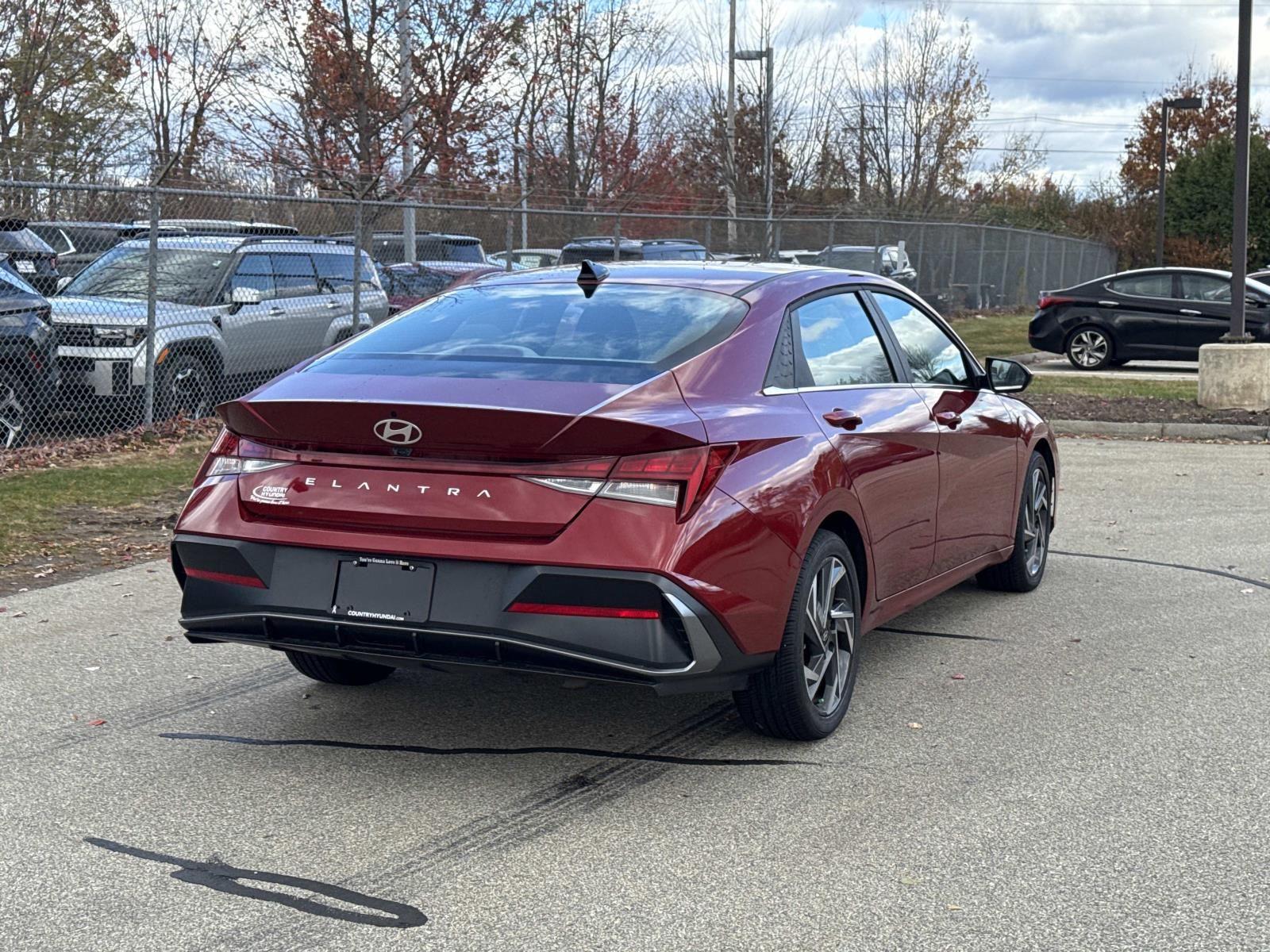 2025 Hyundai Elantra SEL Convenience photo 4