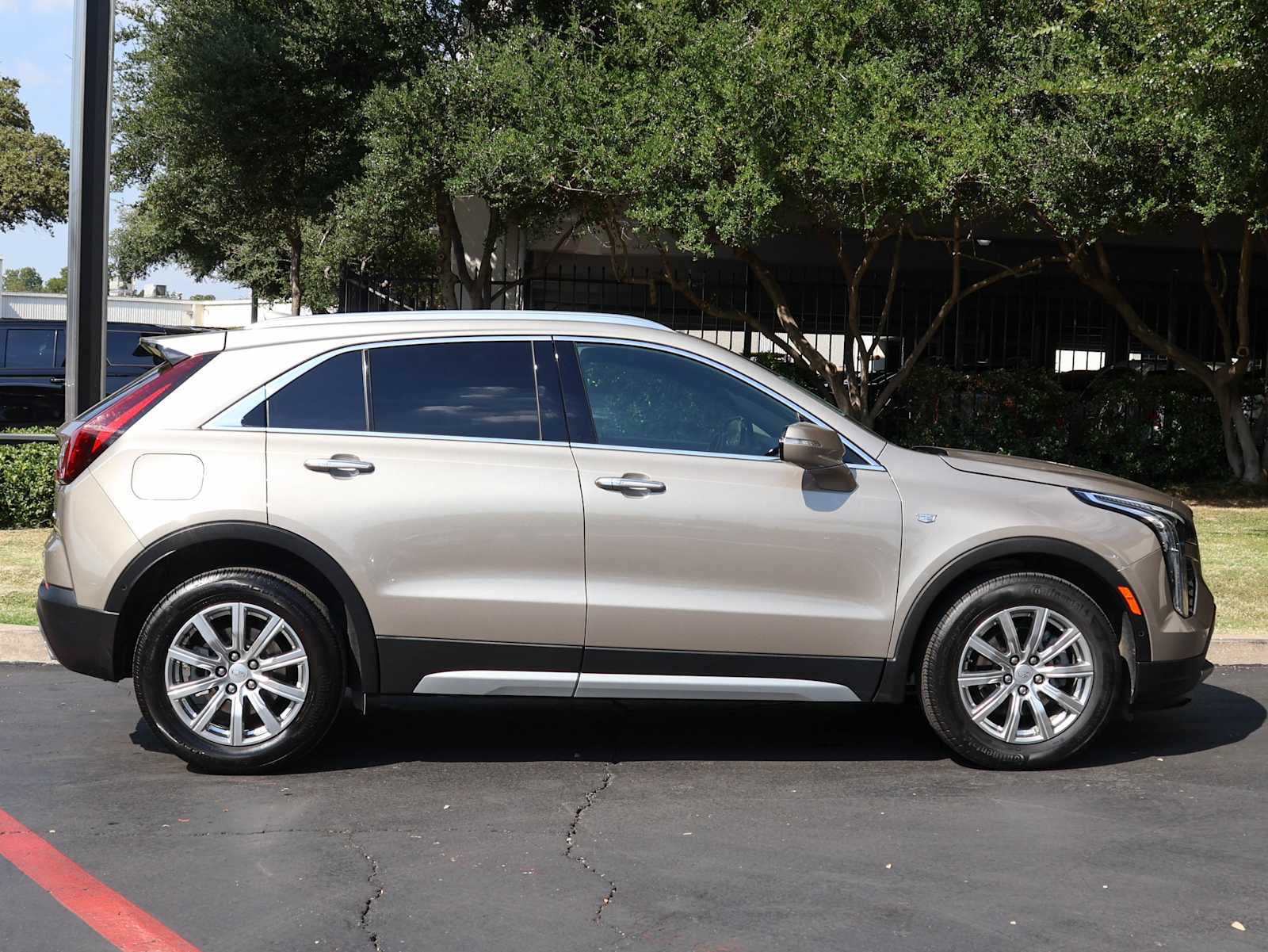 2023 Cadillac XT4 Premium Luxury photo 4