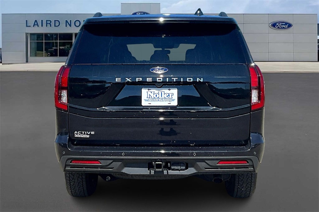 2025 Ford Expedition photo 2