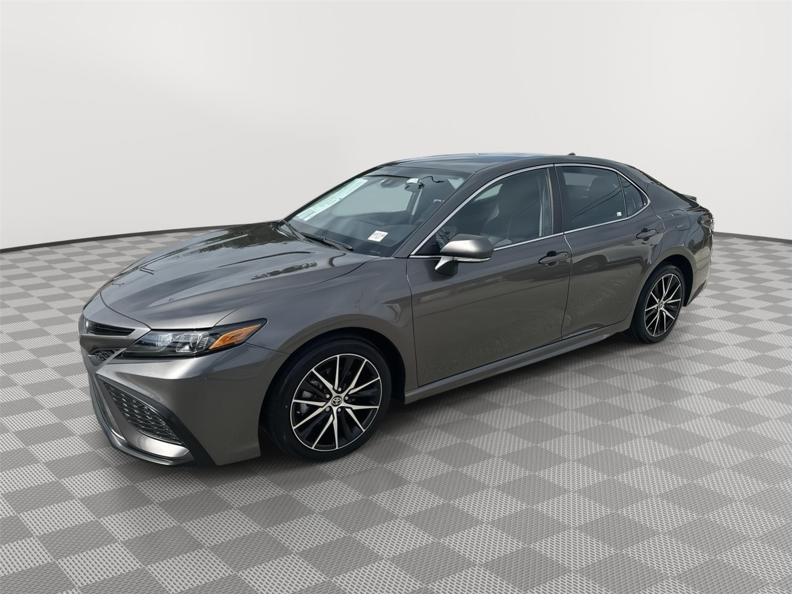 2023 Toyota Camry SE's photo