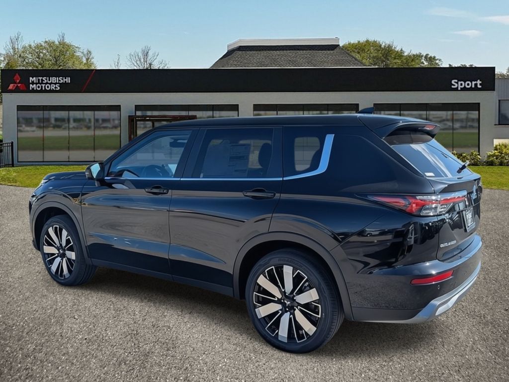 2025 Mitsubishi Outlander SE photo 4