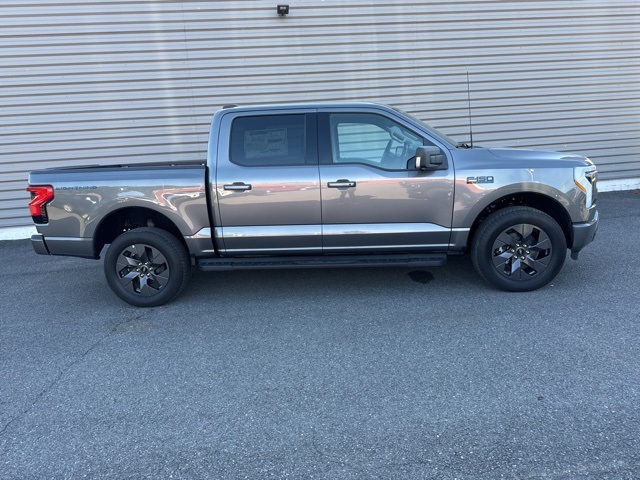2025 Ford F-150 Lightning photo 2