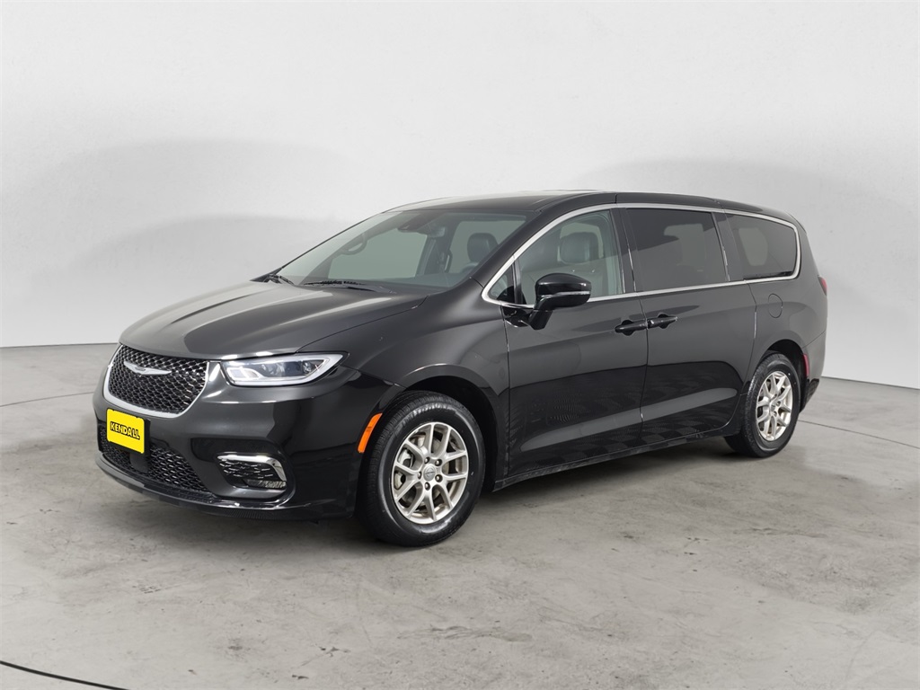 2025 Chrysler Pacifica Select's photo