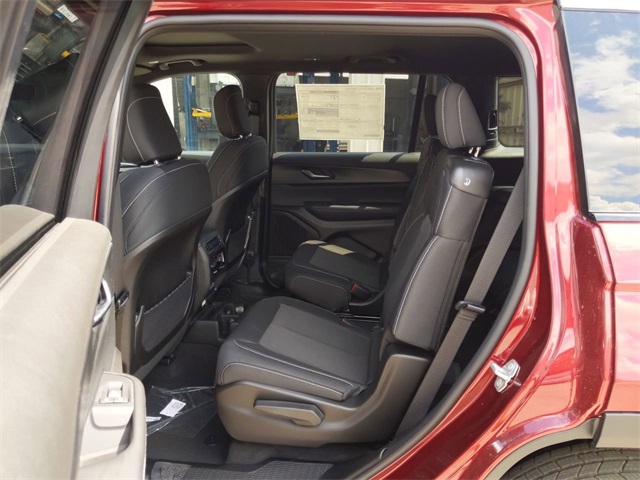 2025 Jeep Cherokee Laredo photo 14