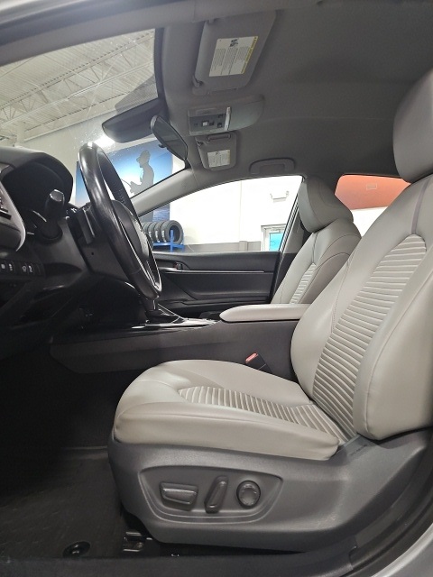 2020 Toyota Camry SE photo 13