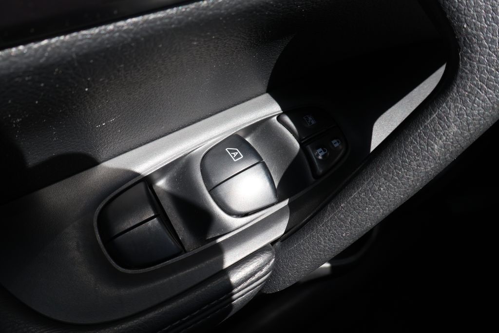 2016 Nissan Rogue SV photo 29