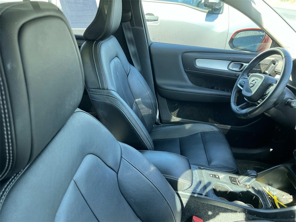 2019 Volvo XC40 Momentum photo 12
