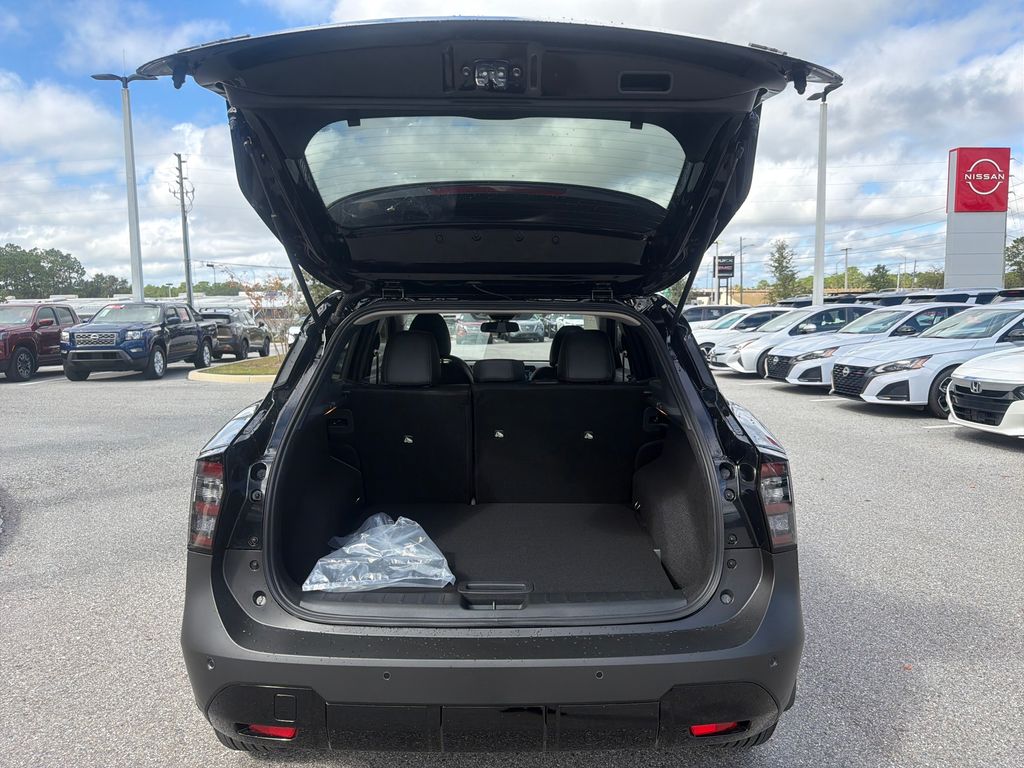 2026 Nissan Kicks SR photo 2