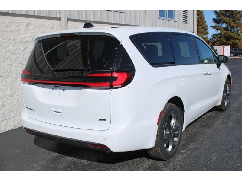 2026 Chrysler Pacifica photo 3