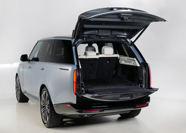 2023 Land Rover Range Rover SE photo 28