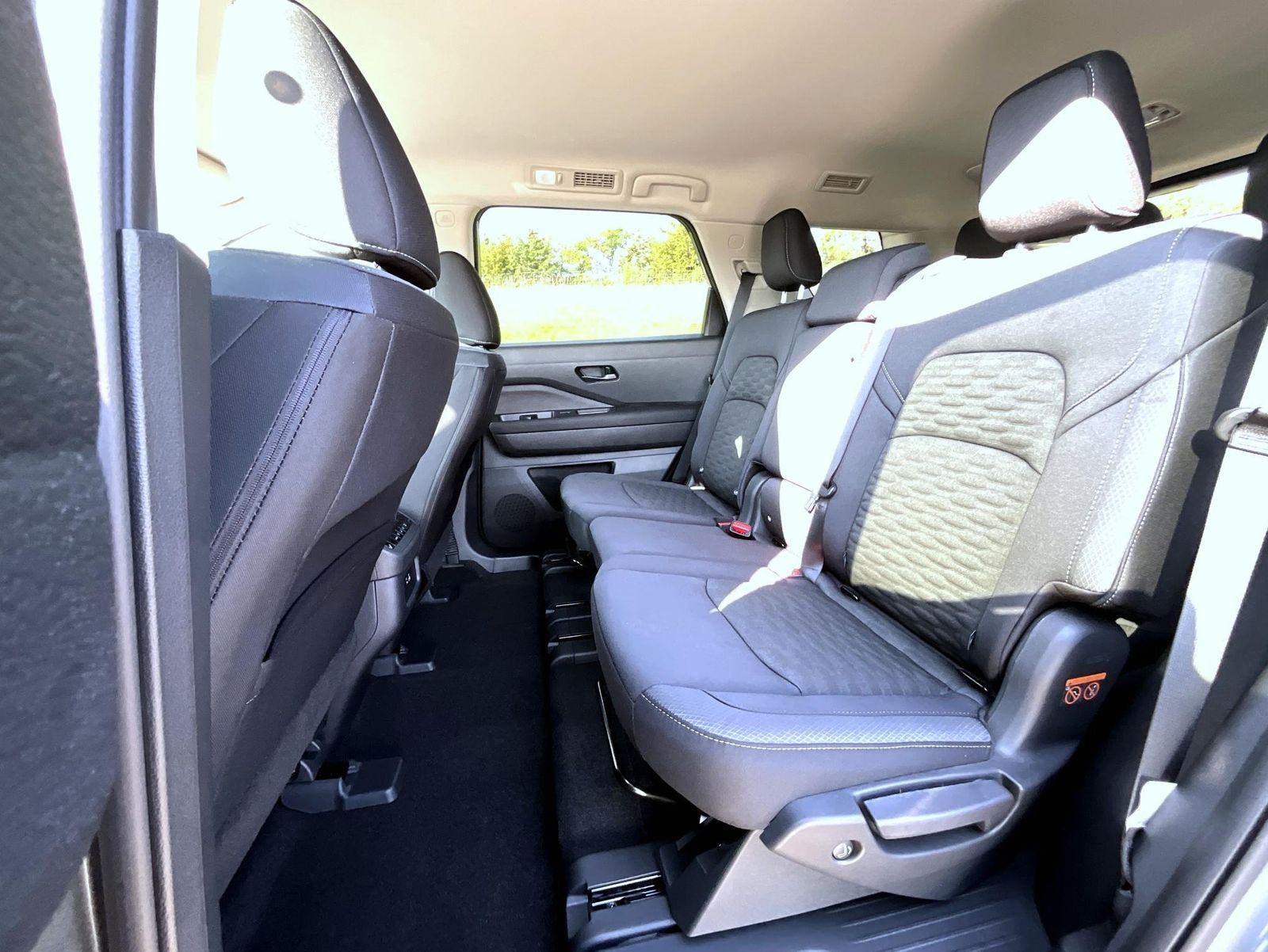 2025 Nissan Pathfinder SV photo 11