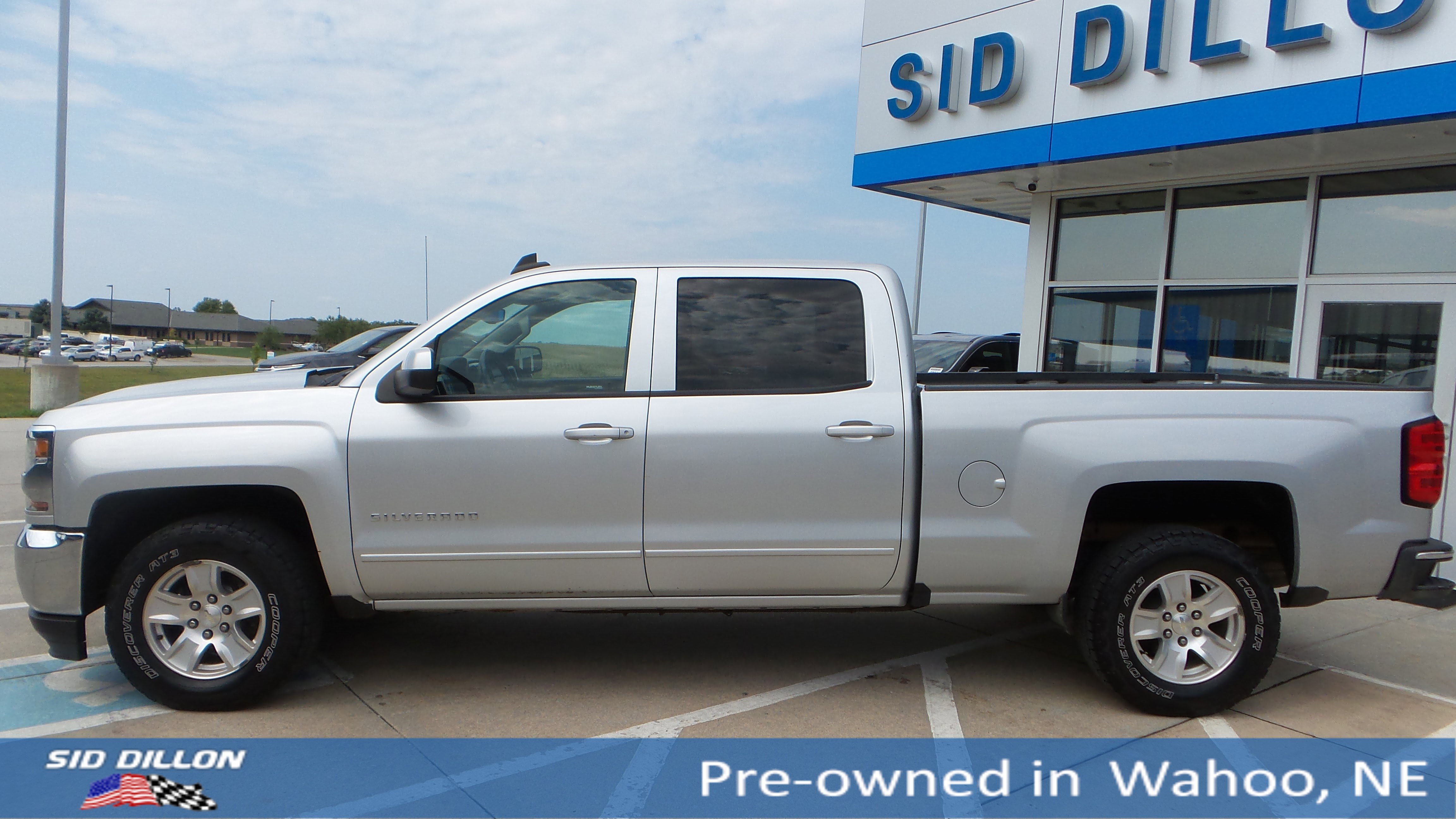 2017 Chevrolet Silverado 1500 LT photo 2