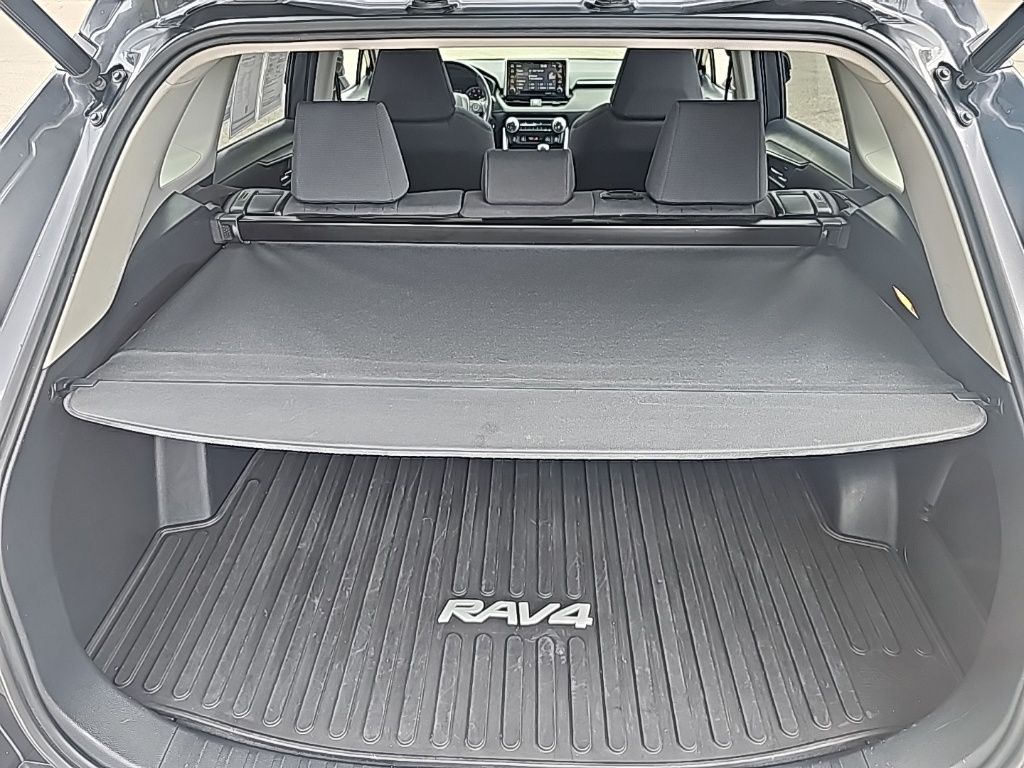 2020 Toyota RAV4 XLE photo 9