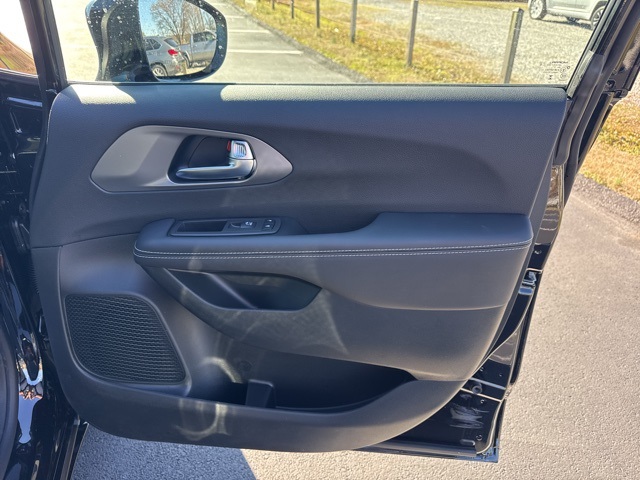 2025 Chrysler Voyager L photo 9