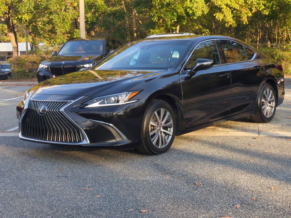 2021 Lexus ES 350's photo