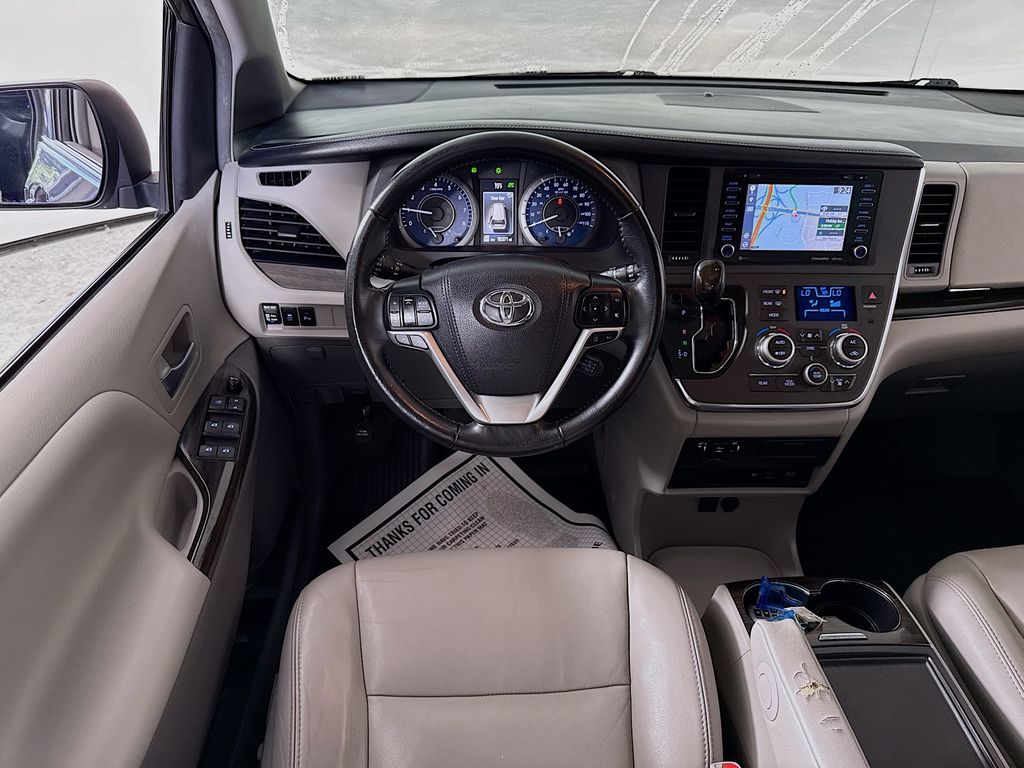 2018 Toyota Sienna XLE Premium photo 3