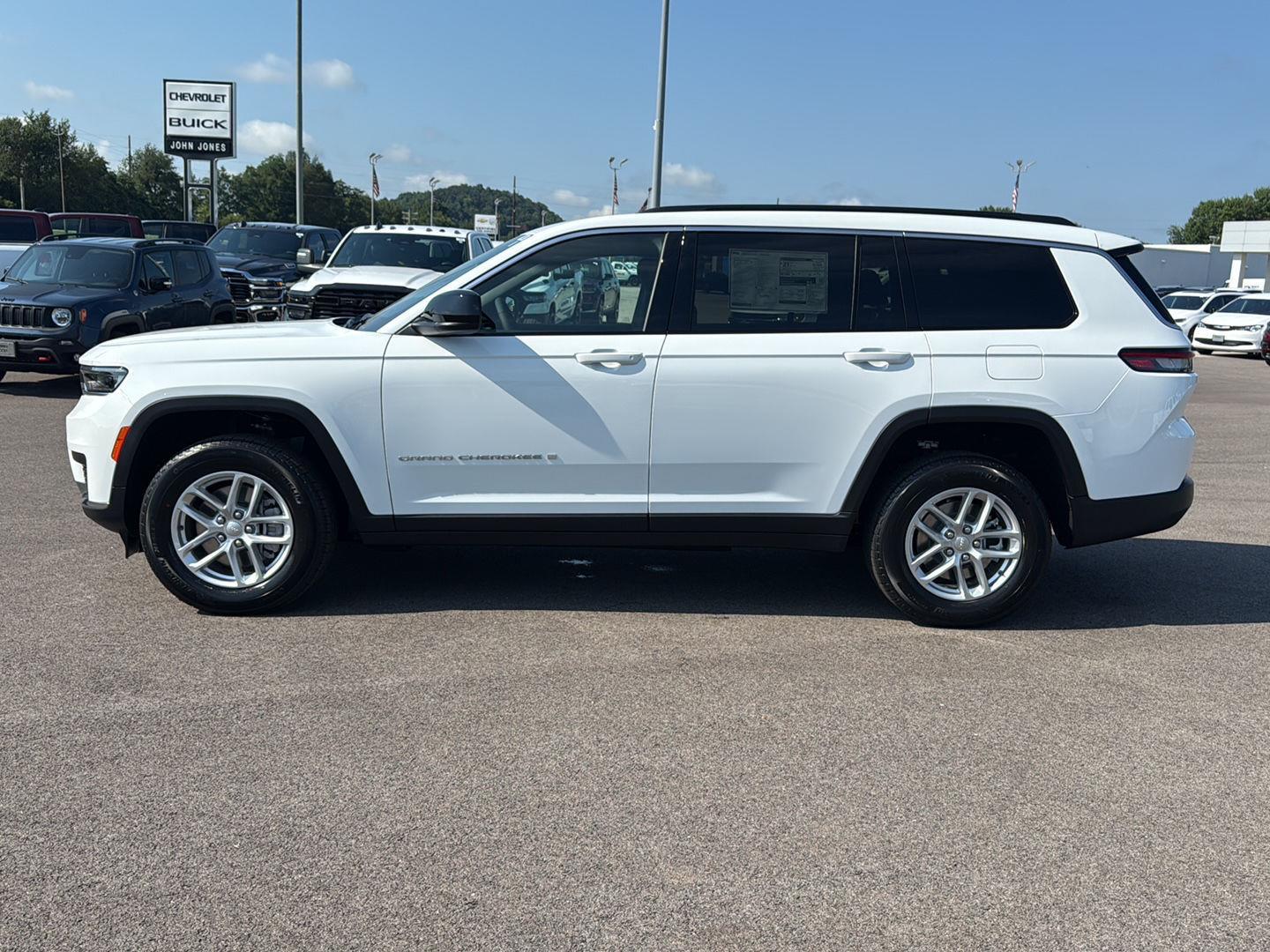 2025 Jeep Grand Cherokee Laredo photo 3