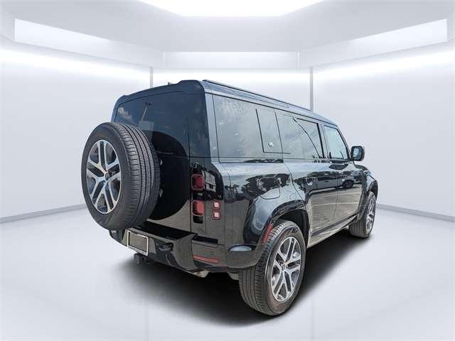 2024 Land Rover Defender 110 photo 3