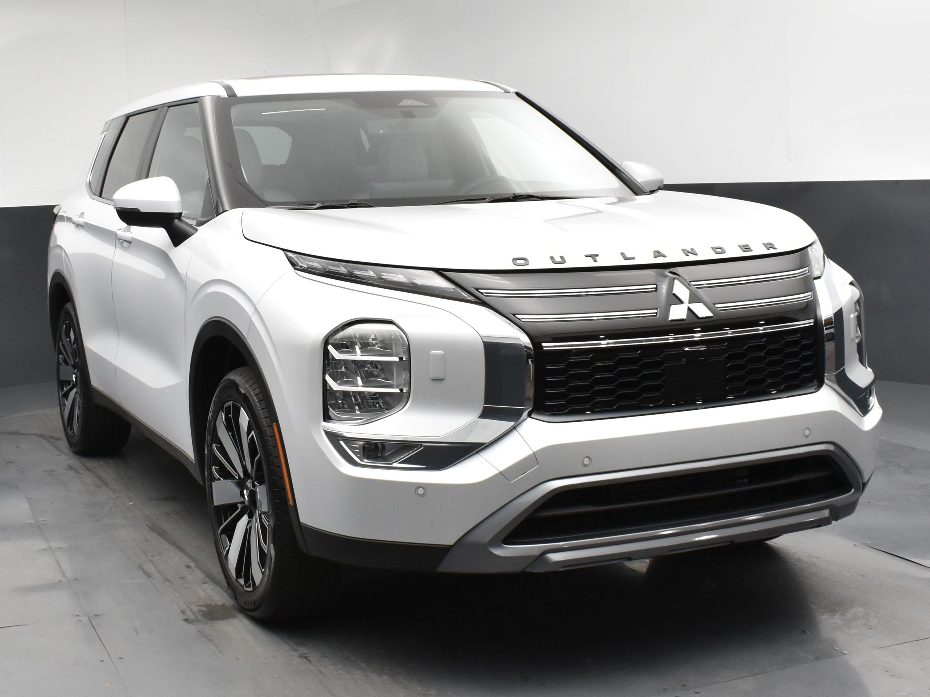 2025 Mitsubishi Outlander SE photo 2