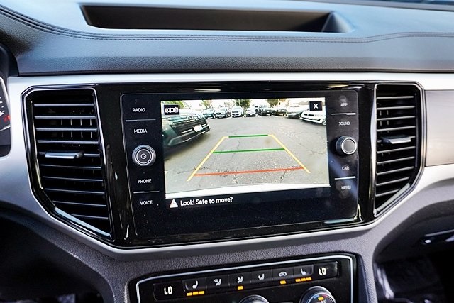 Used 2022 Silver Volkswagen 3.6L V6 SE w/Technology image 26