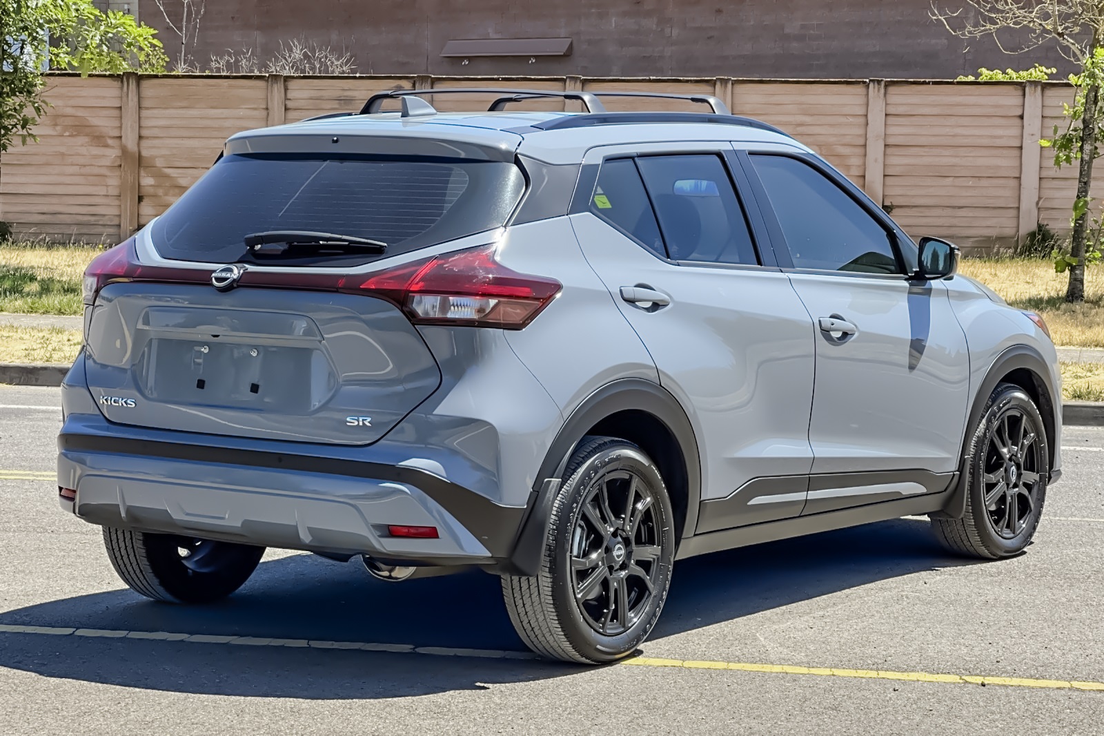 2023 Nissan Kicks SR photo 2