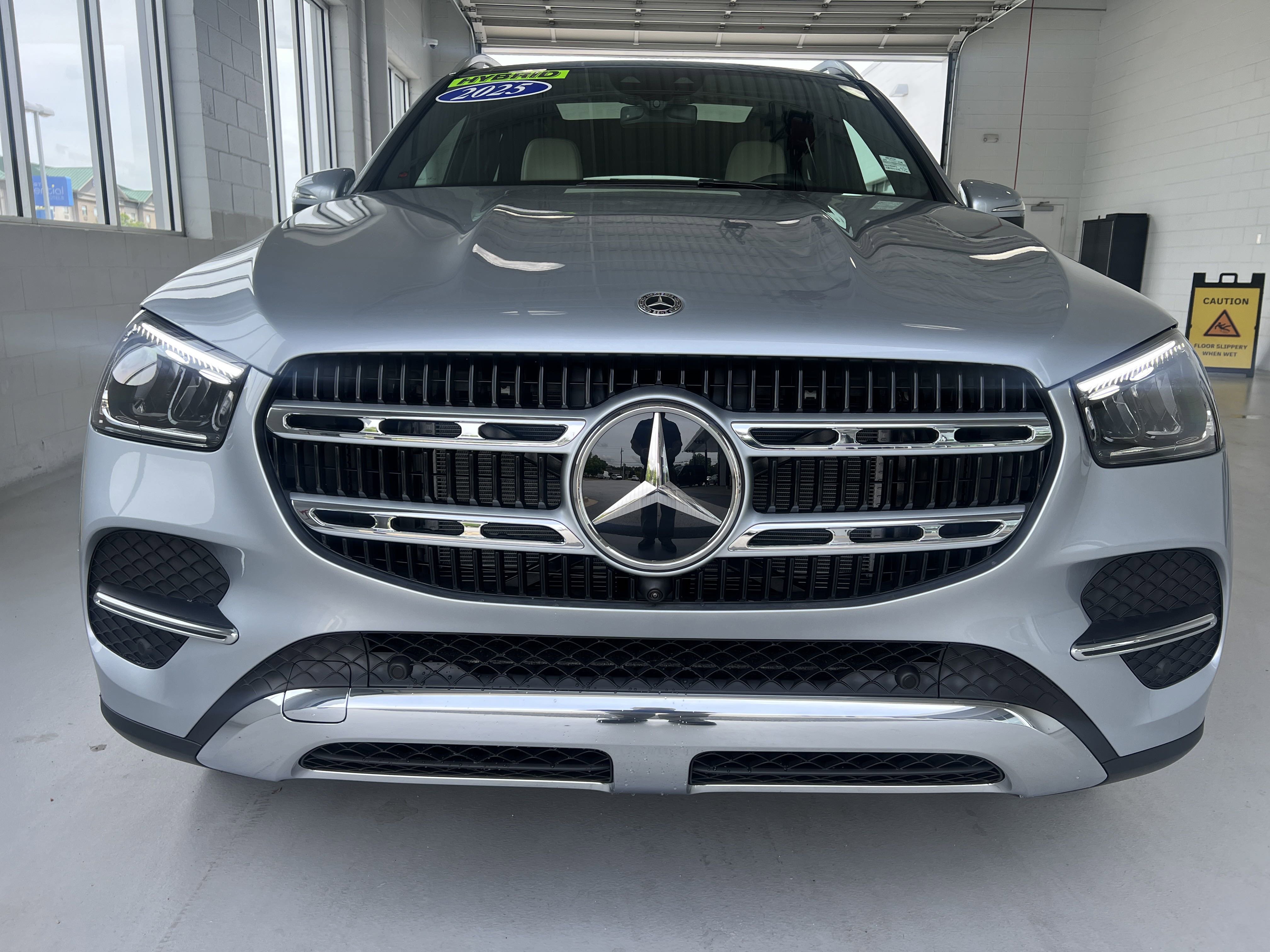 2025 Mercedes Benz GLE 450e 4MATIC photo 3